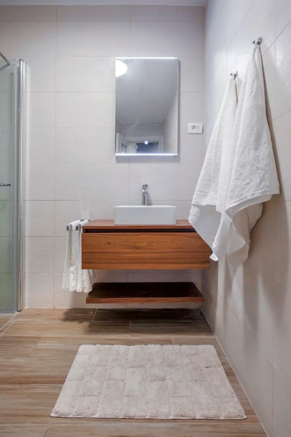 Harmony In Blue Apartment โรวีน ภายนอก รูปภาพ