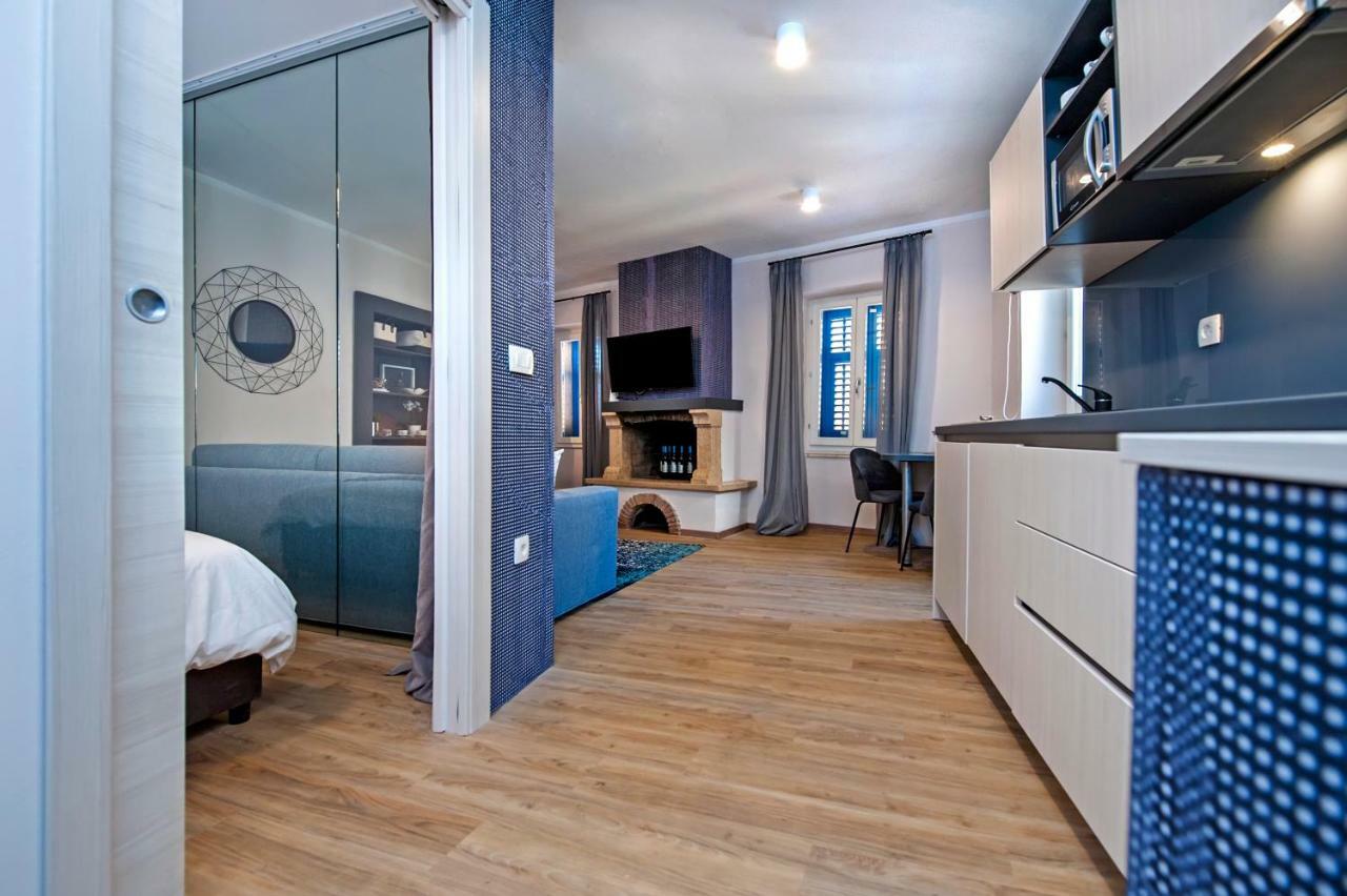 Harmony In Blue Apartment โรวีน ภายนอก รูปภาพ